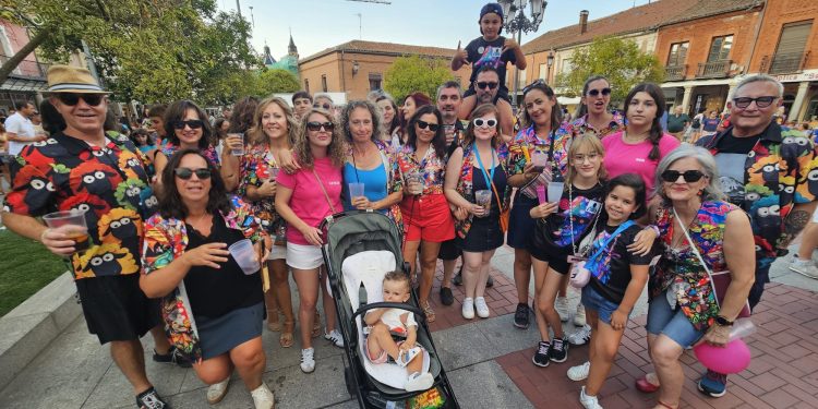 Peñaranda vive ya su apoteosis festiva con la multitudinaria y colorida concentración de las peñas en la plaza de España