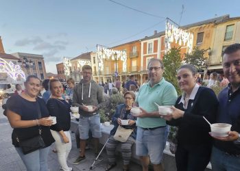 Peñaranda despide sus Ferias y Fiestas con una multitudinaria merienda en la plaza amenizada por los dulzaineros de Alborada
