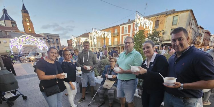 Peñaranda despide sus Ferias y Fiestas con una multitudinaria merienda en la plaza amenizada por los dulzaineros de Alborada