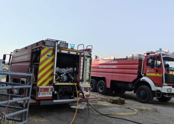 Incendio en unas instalaciones agrícolas de Nava de Sotrobal con la rápida intervención de los parques de Peñaranda y Villares