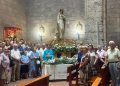 A los pies de Santa María Reina, patrona de Peñaranda: la iglesia parroquial acoge una participativa ofrenda floral a la Virgen