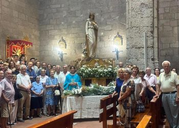 A los pies de Santa María Reina, patrona de Peñaranda: la iglesia parroquial acoge una participativa ofrenda floral a la Virgen