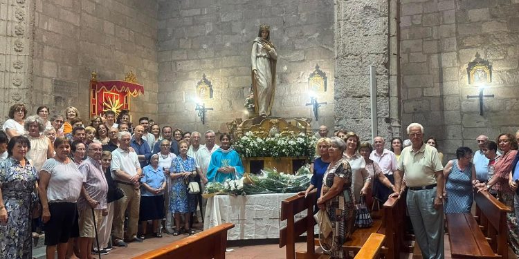 A los pies de Santa María Reina, patrona de Peñaranda: la iglesia parroquial acoge una participativa ofrenda floral a la Virgen