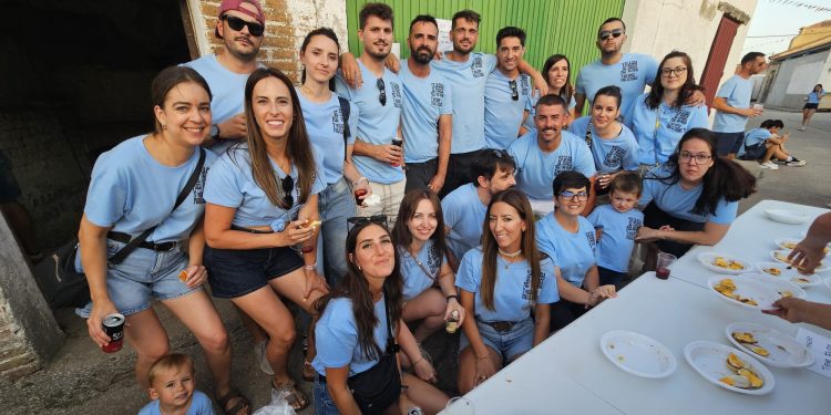 Las peñas llenan de color y ambiente las calles de Palaciosrubios al ritmo de la charanga Los del Lío e invitan a sus vecinos