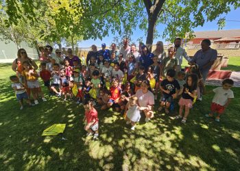 Paradinas de San Juan recibe la gran fiesta de «Una comarca de cuento» con cuentonautas, regalos y un homenaje a Blas Madrid