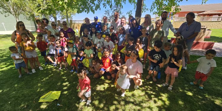 Paradinas de San Juan recibe la gran fiesta de «Una comarca de cuento» con cuentonautas, regalos y un homenaje a Blas Madrid