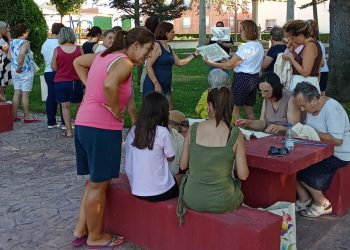 La Diputación de Salamanca celebra sus 100 primeros talleres de bordado “Al Fresco” que este año reciben 18 localidades