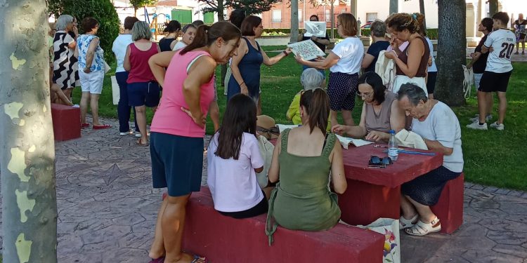 La Diputación de Salamanca celebra sus 100 primeros talleres de bordado “Al Fresco” que este año reciben 18 localidades