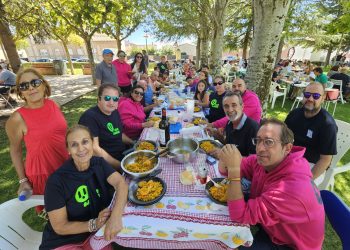 Paradinas de San Juan despide las fiestas del Virgen del Hinojal con una multitudinaria paella popular en el parque municipal