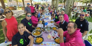Paradinas de San Juan despide las fiestas del Virgen del Hinojal con una multitudinaria paella popular en el parque municipal