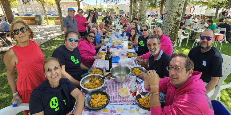 Paradinas de San Juan despide las fiestas del Virgen del Hinojal con una multitudinaria paella popular en el parque municipal