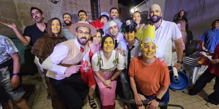 Macotera disfruta de una noche de música y diversión con su concurso de Playback que ganó el grupo de Los Simpson