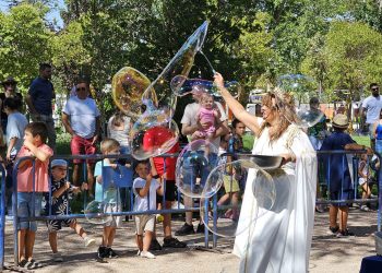 Los pomperos vuelven a llenar de magia la infancia en las Ferias y Fiestas de Peñaranda con una gran fiesta en Los Jardines