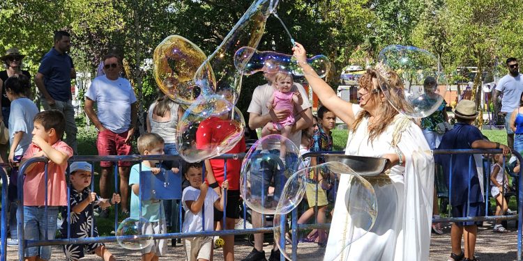 Los pomperos vuelven a llenar de magia la infancia en las Ferias y Fiestas de Peñaranda con una gran fiesta en Los Jardines