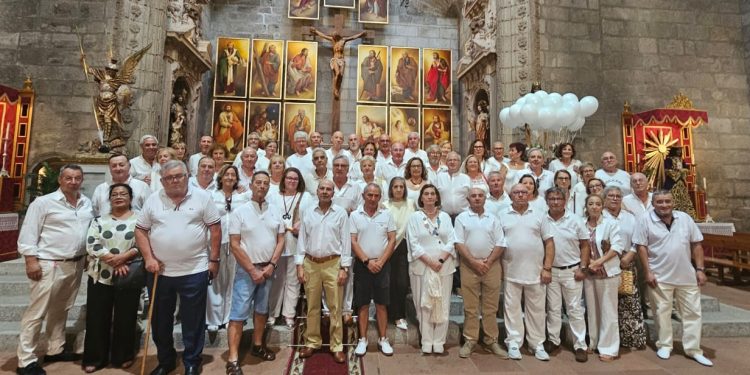 Los quint@s del 56 celebran un nuevo encuentro en Peñaranda y lanzan globos blancos al aire en memoria de los ausentes