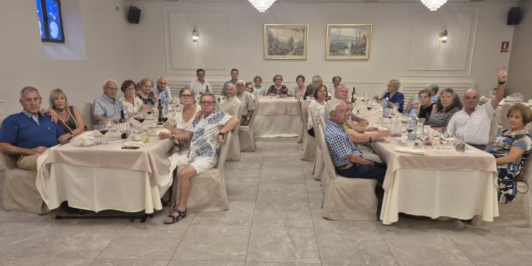 La asociación de mayores de Rágama celebra su encuentro anual con una comida en el restaurante peñarandino Las Cabañas