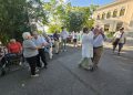 Peñaranda lleva el ambiente festivo a sus dos residencias de mayores con invitación a dulces y la música de la dulzaina