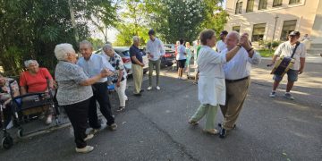 Peñaranda lleva el ambiente festivo a sus dos residencias de mayores con invitación a dulces y la música de la dulzaina