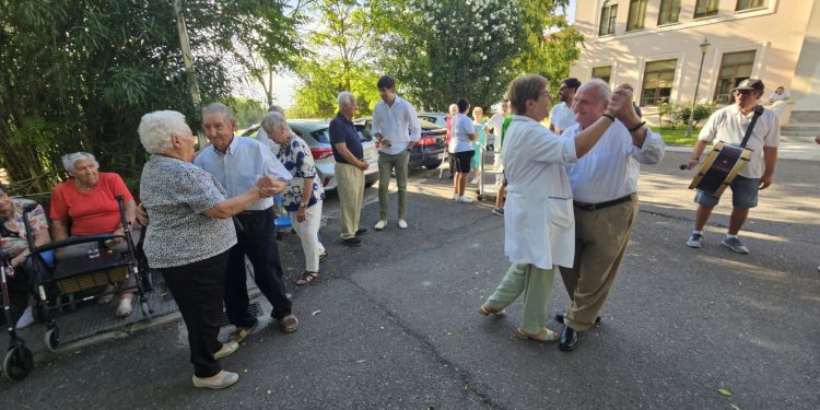 Peñaranda lleva el ambiente festivo a sus dos residencias de mayores con invitación a dulces y la música de la dulzaina