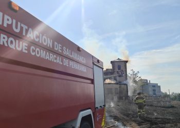 Bomberos colaboradores de Peñaranda se suman a la extinción de un importante incendio junto al río en Santa Marta de Tormes