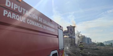 Bomberos colaboradores de Peñaranda se suman a la extinción de un importante incendio junto al río en Santa Marta de Tormes