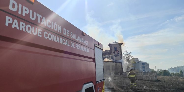 Bomberos colaboradores de Peñaranda se suman a la extinción de un importante incendio junto al río en Santa Marta de Tormes