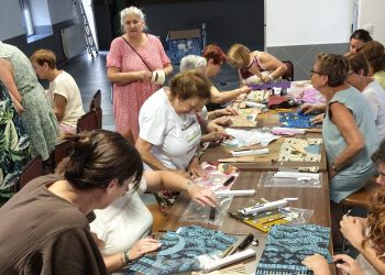 Santiago de la Puebla acoge un taller de creación artesanal de abanicos, el complemento que no puede faltar en ningún verano