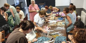 Santiago de la Puebla acoge un taller de creación artesanal de abanicos, el complemento que no puede faltar en ningún verano