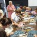 Santiago de la Puebla acoge un taller de creación artesanal de abanicos, el complemento que no puede faltar en ningún verano