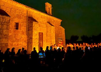 Alaraz se ilumina con 400 personas en una mágica noche de música a la luz de las velas en el entorno de la ermita del Monte