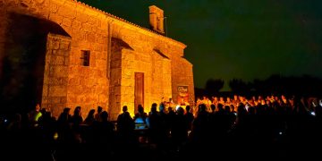 Alaraz se ilumina con 400 personas en una mágica noche de música a la luz de las velas en el entorno de la ermita del Monte