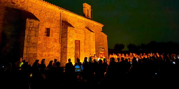 Alaraz se ilumina con 400 personas en una mágica noche de música a la luz de las velas en el entorno de la ermita del Monte