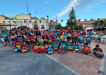 Peñaranda luce ya las ventanas pintadas por la infancia en una nueva propuesta creativa dirigida por el artista Alberto Sautúa