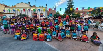 Peñaranda luce ya las ventanas pintadas por la infancia en una nueva propuesta creativa dirigida por el artista Alberto Sautúa