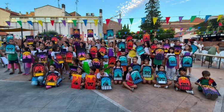 Peñaranda luce ya las ventanas pintadas por la infancia en una nueva propuesta creativa dirigida por el artista Alberto Sautúa