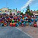 Peñaranda luce ya las ventanas pintadas por la infancia en una nueva propuesta creativa dirigida por el artista Alberto Sautúa
