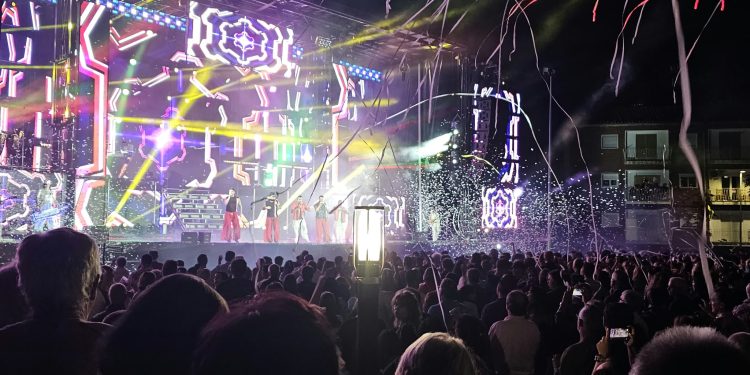 Mayalde, Pedrá y París de Noia protagonizan un multitudinario cierre del viernes de ferias en Peñaranda y llenan sus conciertos