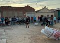 La asociación Juvenil Papelera de Villaflores organiza un animado concurso de lanzamiento de alpacas en plena semana festiva