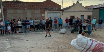 La asociación Juvenil Papelera de Villaflores organiza un animado concurso de lanzamiento de alpacas en plena semana festiva