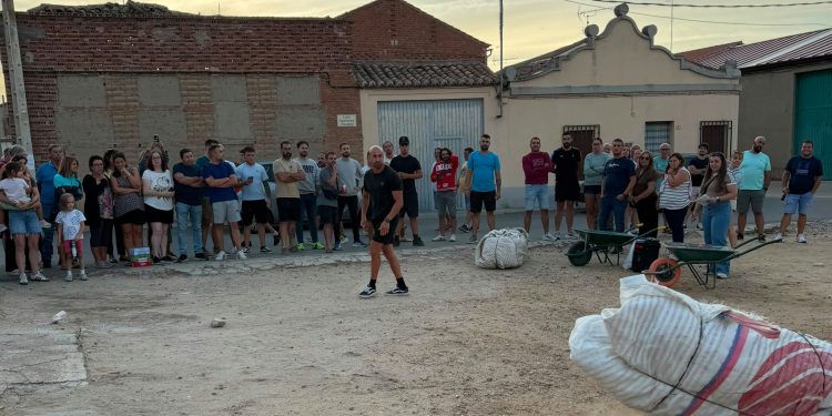 La asociación Juvenil Papelera de Villaflores organiza un animado concurso de lanzamiento de alpacas en plena semana festiva