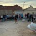 La asociación Juvenil Papelera de Villaflores organiza un animado concurso de lanzamiento de alpacas en plena semana festiva