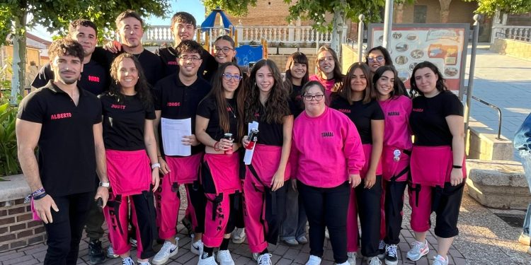 Villaflores entra de lleno en sus fiestas de San Agustín tras un emotivo pregón de la peña Kaos que celebra su X aniversario