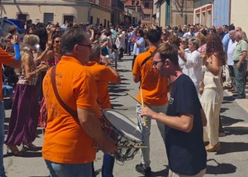 Villaflores vive una intensa jornada festiva con la tradicional procesión y el ambiente de sus fiestas de San Agustín