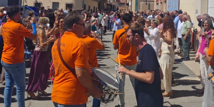 Villaflores vive una intensa jornada festiva con la tradicional procesión y el ambiente de sus fiestas de San Agustín