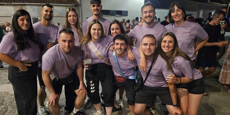 Villar de Gallimazo comparte las uvas de la suerte en una noche festiva con el pregón de La Corraliza y la elección de rey y reina