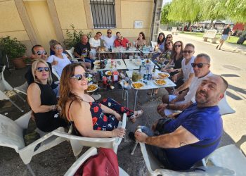 La paella popular reúne a vecinos y visitantes en la última jornada de las fiestas de San Pedro Advíncula en Villar de Gallimazo