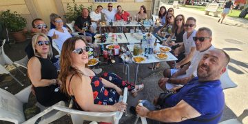 La paella popular reúne a vecinos y visitantes en la última jornada de las fiestas de San Pedro Advíncula en Villar de Gallimazo