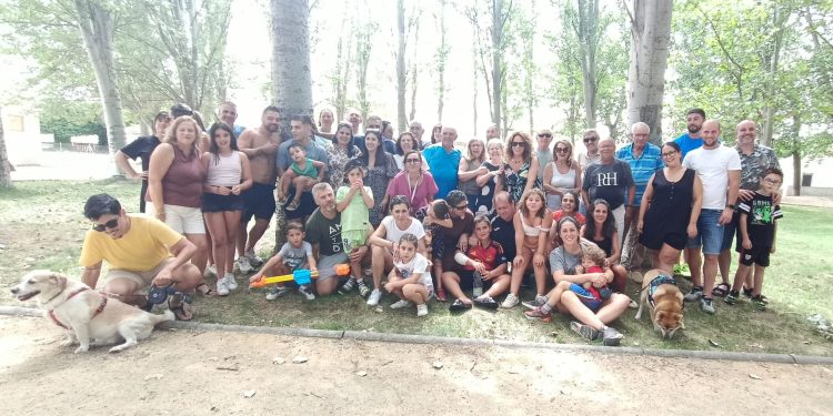 La familia Calvo Amor celebra un emotivo reencuentro en Villoria con varias generaciones disfrutando de un día inolvidable