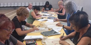 El Día de la Bici trae a Zorita de la Frontera un creativo taller para decorar bolsas y esta tarde habrá un bingo en el frontón