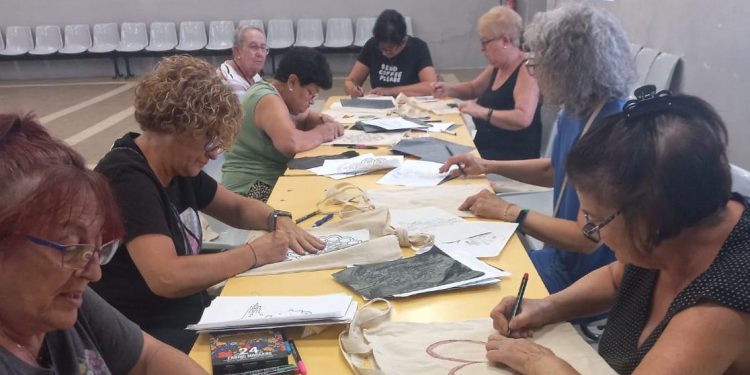 El Día de la Bici trae a Zorita de la Frontera un creativo taller para decorar bolsas y esta tarde habrá un bingo en el frontón